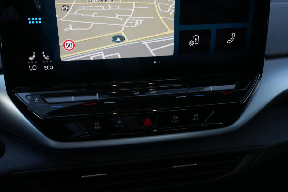 Volkswagen ID.5 Volkswagen ID.5 Pro 77 kWh Warmtepomp Emergency braking DAB Stuurwiel verwarmd Sfeerverlichting Verkeersborddetectie Getint glas Grootlicht ass. Botsherkenning Navi