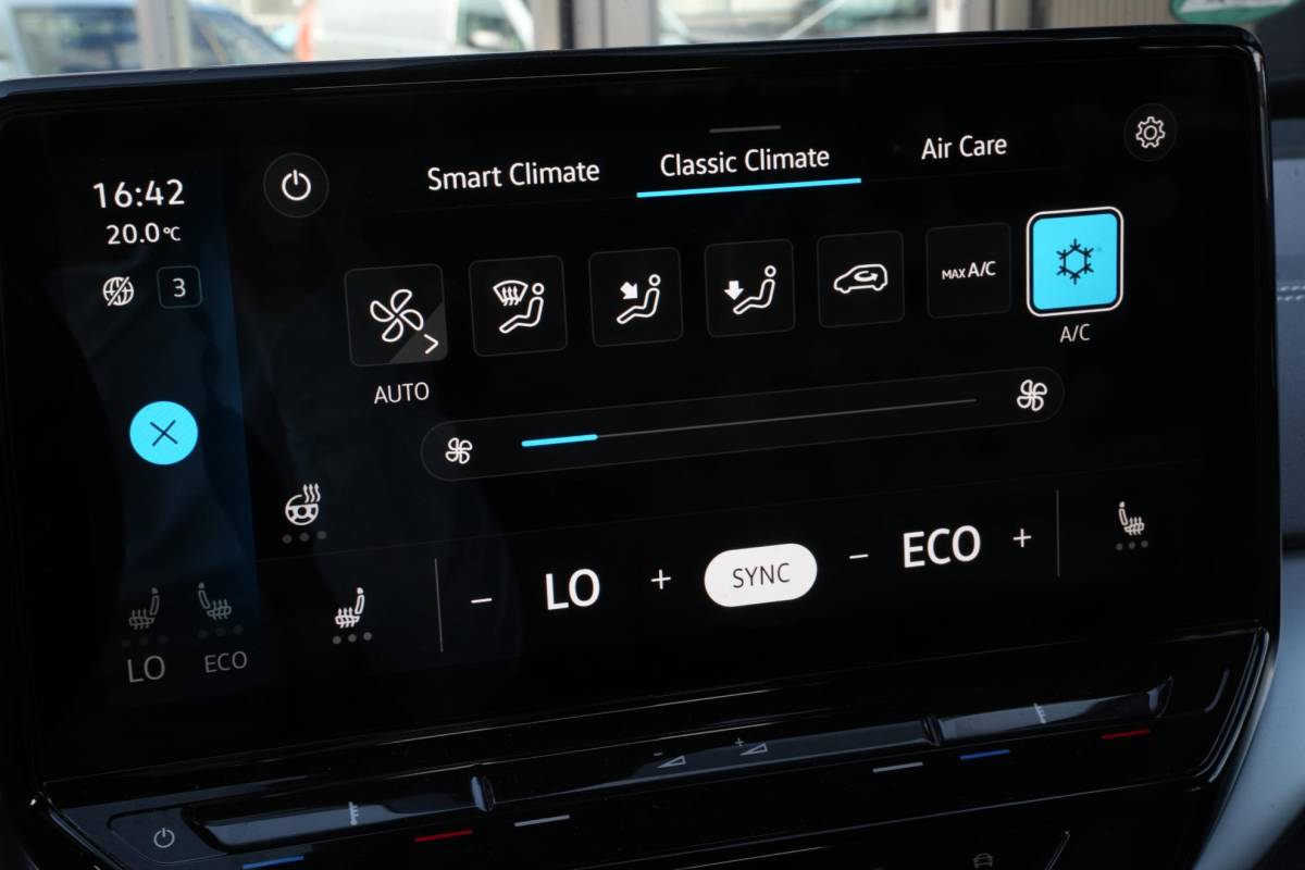Volkswagen ID.5 Volkswagen ID.5 Pro 77 kWh Warmtepomp Emergency braking DAB Stuurwiel verwarmd Sfeerverlichting Verkeersborddetectie Getint glas Grootlicht ass. Botsherkenning Navi