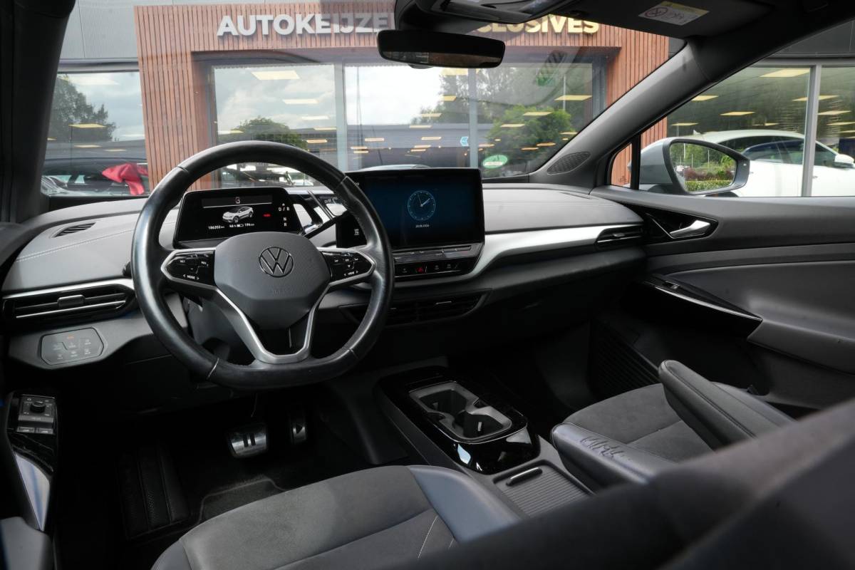 Volkswagen ID.5 Volkswagen ID.5 Pro 77 kWh Warmtepomp Emergency braking DAB Stuurwiel verwarmd Sfeerverlichting Verkeersborddetectie Getint glas Grootlicht ass. Botsherkenning Navi