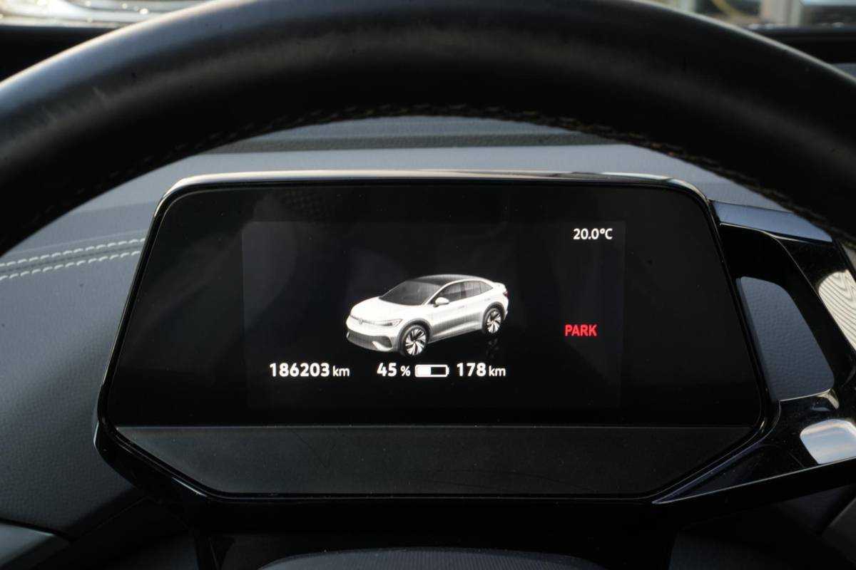 Volkswagen ID.5 Volkswagen ID.5 Pro 77 kWh Warmtepomp Emergency braking DAB Stuurwiel verwarmd Sfeerverlichting Verkeersborddetectie Getint glas Grootlicht ass. Botsherkenning Navi
