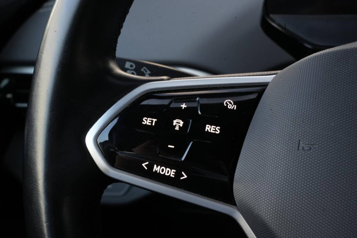 Volkswagen ID.5 Volkswagen ID.5 Pro 77 kWh Warmtepomp Emergency braking DAB Stuurwiel verwarmd Sfeerverlichting Verkeersborddetectie Getint glas Grootlicht ass. Botsherkenning Navi