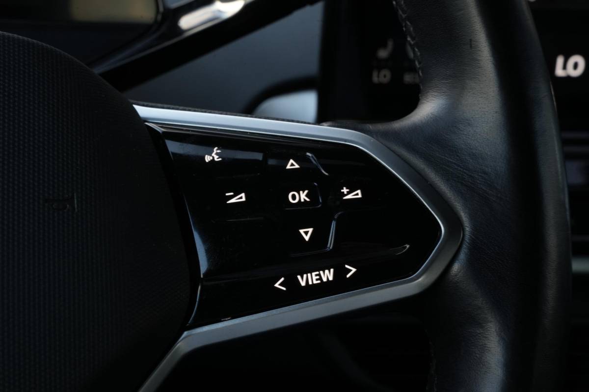 Volkswagen ID.5 Volkswagen ID.5 Pro 77 kWh Warmtepomp Emergency braking DAB Stuurwiel verwarmd Sfeerverlichting Verkeersborddetectie Getint glas Grootlicht ass. Botsherkenning Navi