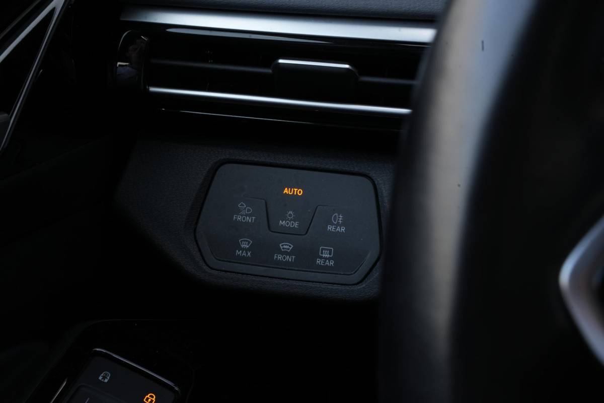 Volkswagen ID.5 Volkswagen ID.5 Pro 77 kWh Warmtepomp Emergency braking DAB Stuurwiel verwarmd Sfeerverlichting Verkeersborddetectie Getint glas Grootlicht ass. Botsherkenning Navi