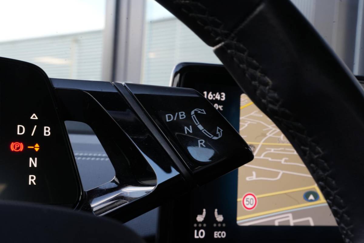 Volkswagen ID.5 Volkswagen ID.5 Pro 77 kWh Warmtepomp Emergency braking DAB Stuurwiel verwarmd Sfeerverlichting Verkeersborddetectie Getint glas Grootlicht ass. Botsherkenning Navi