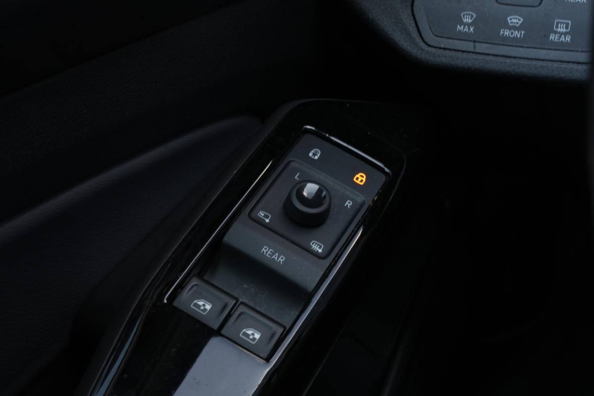 Volkswagen ID.5 Volkswagen ID.5 Pro 77 kWh Warmtepomp Emergency braking DAB Stuurwiel verwarmd Sfeerverlichting Verkeersborddetectie Getint glas Grootlicht ass. Botsherkenning Navi