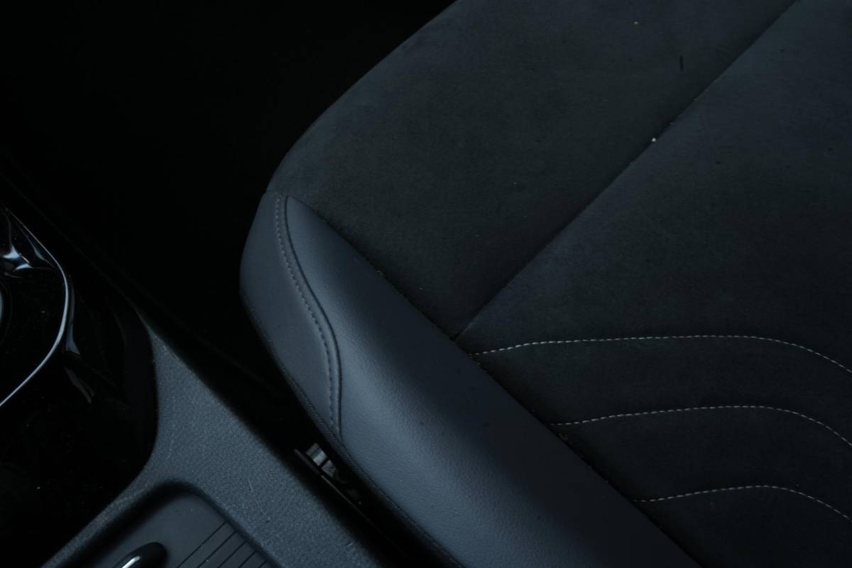 Volkswagen ID.5 Volkswagen ID.5 Pro 77 kWh Warmtepomp Emergency braking DAB Stuurwiel verwarmd Sfeerverlichting Verkeersborddetectie Getint glas Grootlicht ass. Botsherkenning Navi