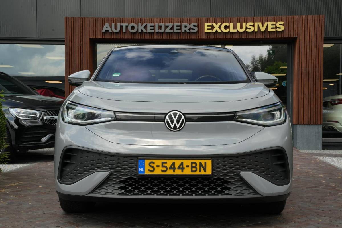 Volkswagen ID.5 Volkswagen ID.5 Pro 77 kWh Warmtepomp Emergency braking DAB Stuurwiel verwarmd Sfeerverlichting Verkeersborddetectie Getint glas Grootlicht ass. Botsherkenning Navi