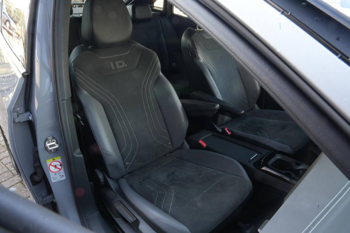 Volkswagen ID.5 Volkswagen ID.5 Pro 77 kWh Warmtepomp Emergency braking DAB Stuurwiel verwarmd Sfeerverlichting Verkeersborddetectie Getint glas Grootlicht ass. Botsherkenning Navi