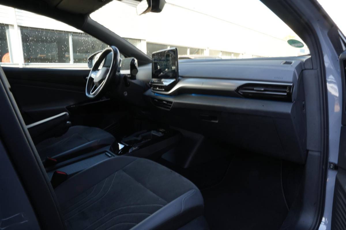 Volkswagen ID.5 Volkswagen ID.5 Pro 77 kWh Warmtepomp Emergency braking DAB Stuurwiel verwarmd Sfeerverlichting Verkeersborddetectie Getint glas Grootlicht ass. Botsherkenning Navi