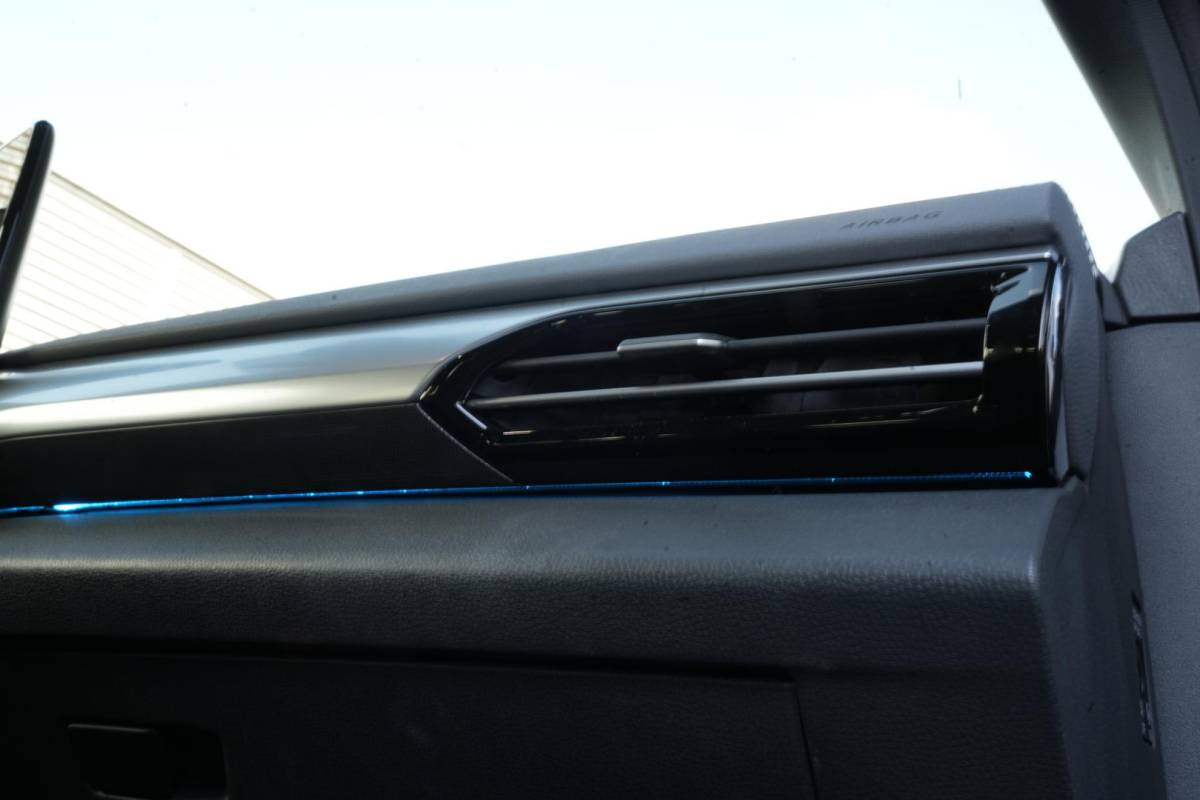 Volkswagen ID.5 Volkswagen ID.5 Pro 77 kWh Warmtepomp Emergency braking DAB Stuurwiel verwarmd Sfeerverlichting Verkeersborddetectie Getint glas Grootlicht ass. Botsherkenning Navi