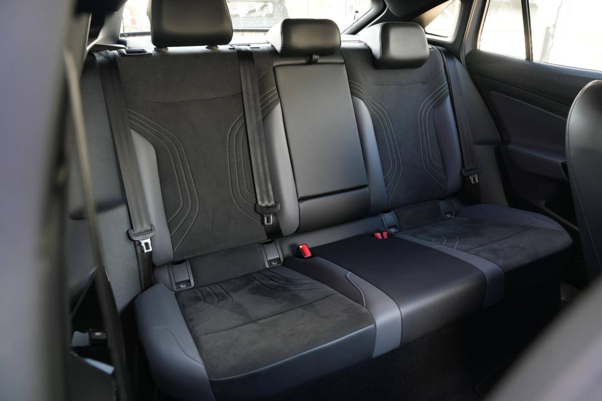 Volkswagen ID.5 Volkswagen ID.5 Pro 77 kWh Warmtepomp Emergency braking DAB Stuurwiel verwarmd Sfeerverlichting Verkeersborddetectie Getint glas Grootlicht ass. Botsherkenning Navi