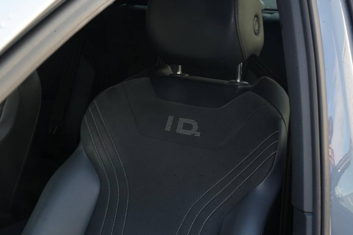 Volkswagen ID.5 Volkswagen ID.5 Pro 77 kWh Warmtepomp Emergency braking DAB Stuurwiel verwarmd Sfeerverlichting Verkeersborddetectie Getint glas Grootlicht ass. Botsherkenning Navi