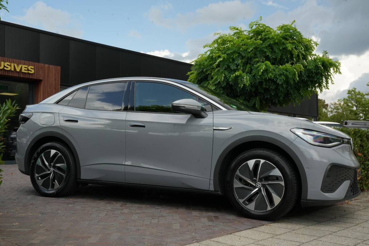Volkswagen ID.5 Volkswagen ID.5 Pro 77 kWh Warmtepomp Emergency braking DAB Stuurwiel verwarmd Sfeerverlichting Verkeersborddetectie Getint glas Grootlicht ass. Botsherkenning Navi
