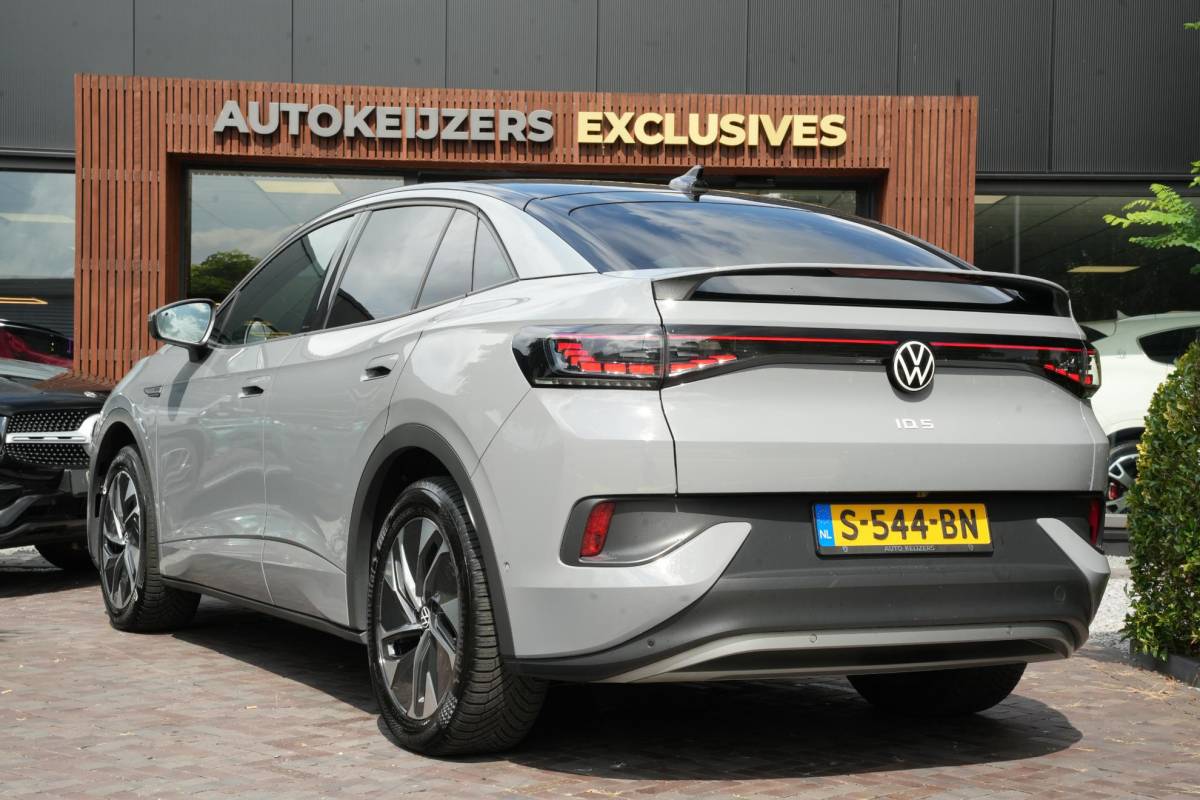 Volkswagen ID.5 Volkswagen ID.5 Pro 77 kWh Warmtepomp Emergency braking DAB Stuurwiel verwarmd Sfeerverlichting Verkeersborddetectie Getint glas Grootlicht ass. Botsherkenning Navi