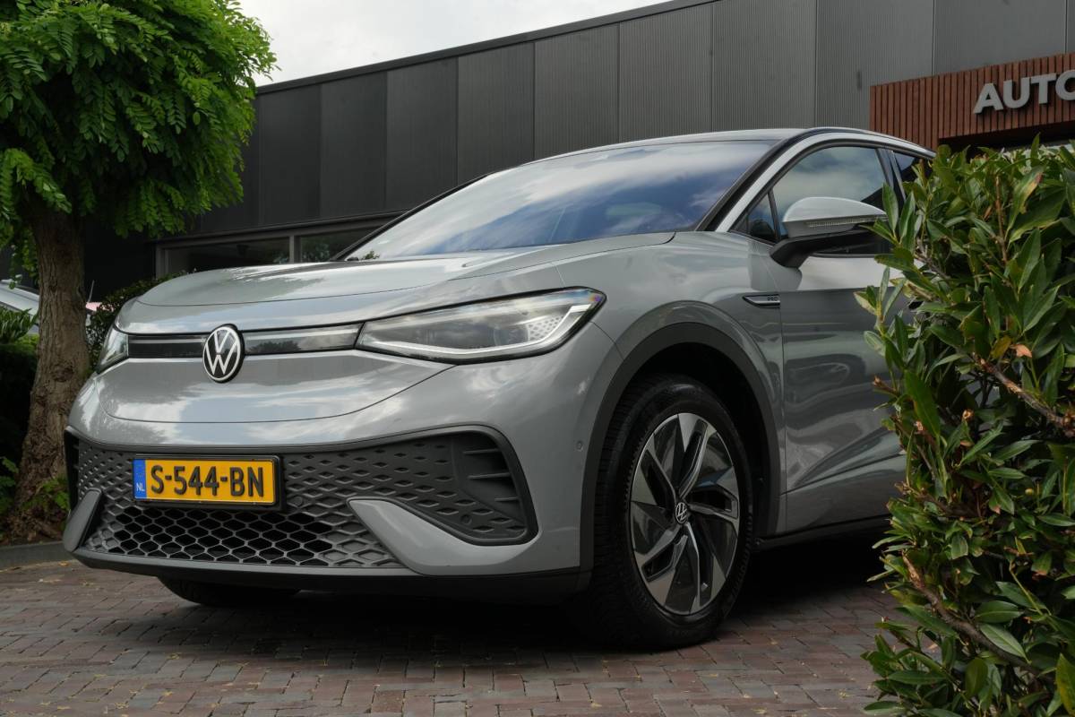 Volkswagen ID.5 Volkswagen ID.5 Pro 77 kWh Warmtepomp Emergency braking DAB Stuurwiel verwarmd Sfeerverlichting Verkeersborddetectie Getint glas Grootlicht ass. Botsherkenning Navi