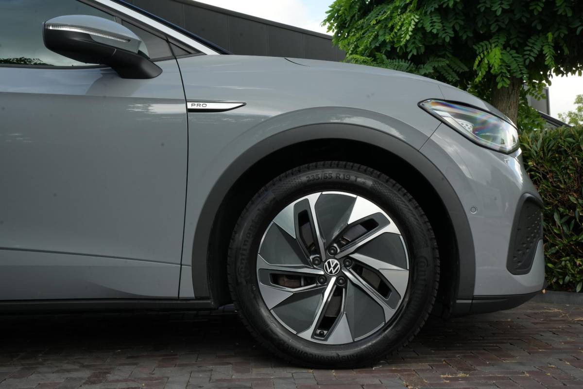 Volkswagen ID.5 Volkswagen ID.5 Pro 77 kWh Warmtepomp Emergency braking DAB Stuurwiel verwarmd Sfeerverlichting Verkeersborddetectie Getint glas Grootlicht ass. Botsherkenning Navi