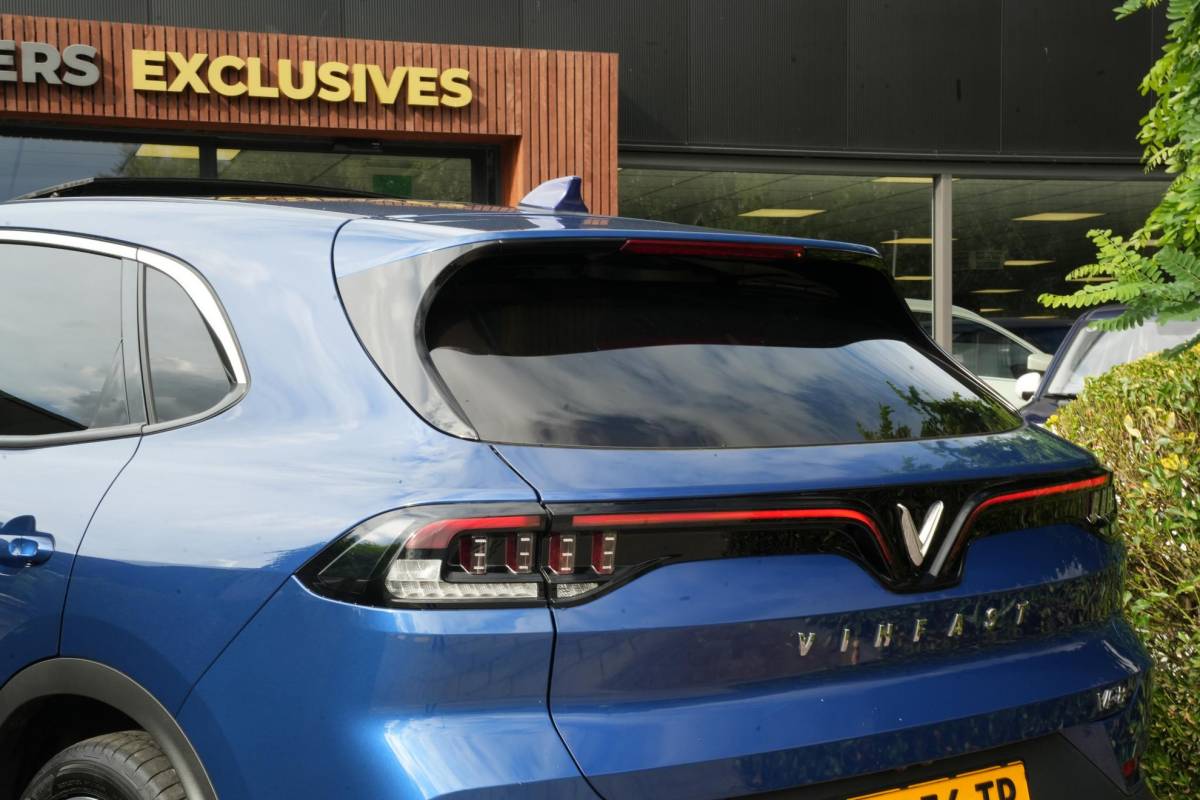 Vinfast VF 8 VinFast VF8 Plus 87.7 kWh Apple carplay Cruise control adaptief DAB Mistlampen voor Bots waarschuwing Stuurwielverw.