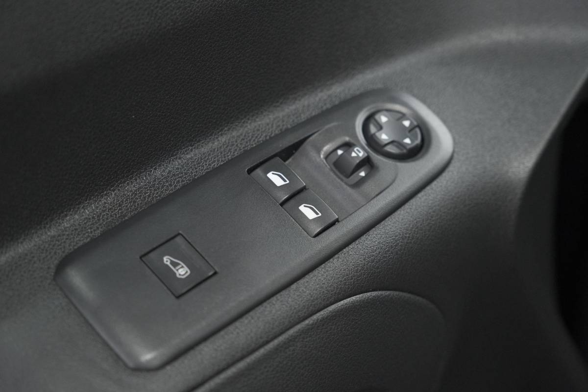 Peugeot Partner Peugeot Partner 1.5 BlueHDi 130 EAT8 S&S L1 | Houten laadvloer | Trekhaak | Camera | Parkeersensoren | Apple Carplay
