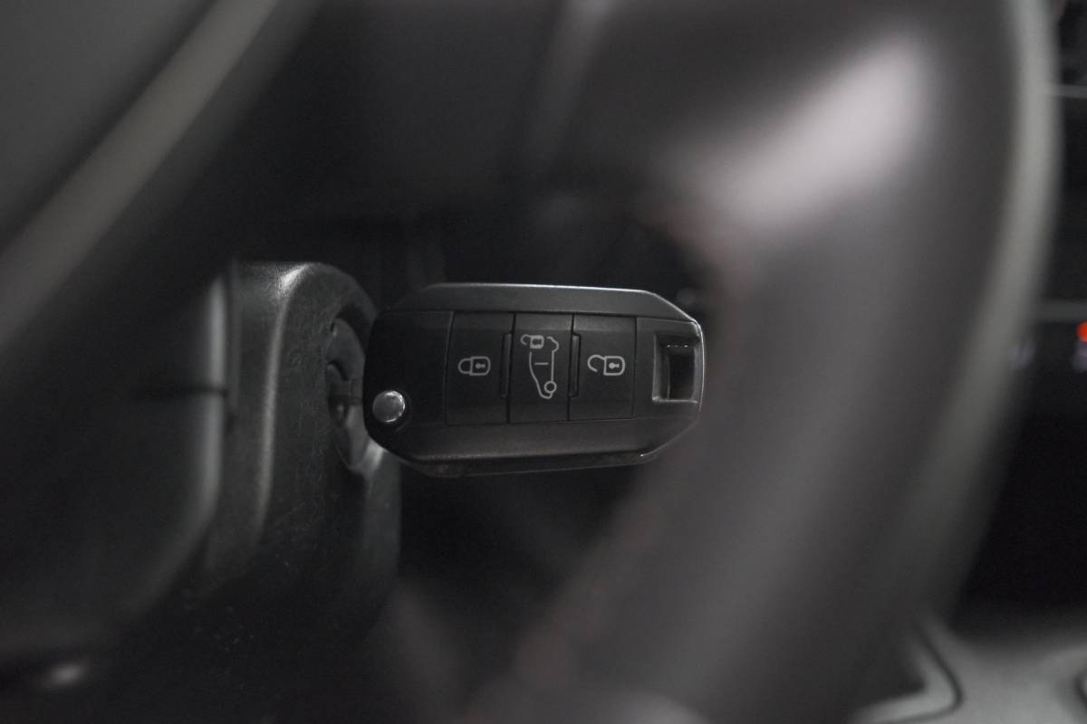Peugeot Partner Peugeot Partner 1.5 BlueHDi 130 EAT8 S&S L1 | Houten laadvloer | Trekhaak | Camera | Parkeersensoren | Apple Carplay