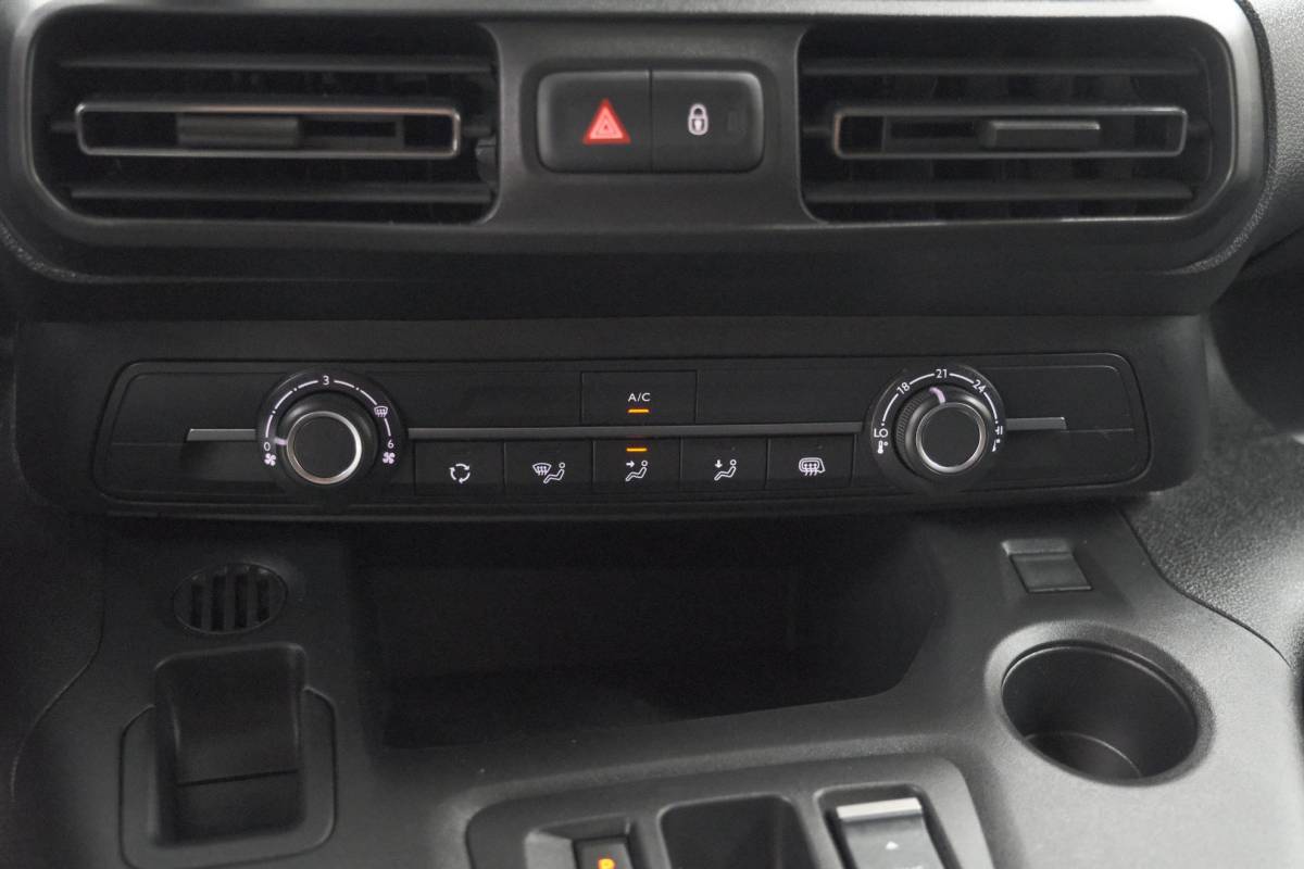 Peugeot Partner Peugeot Partner 1.5 BlueHDi 130 EAT8 S&S L1 | Houten laadvloer | Trekhaak | Camera | Parkeersensoren | Apple Carplay
