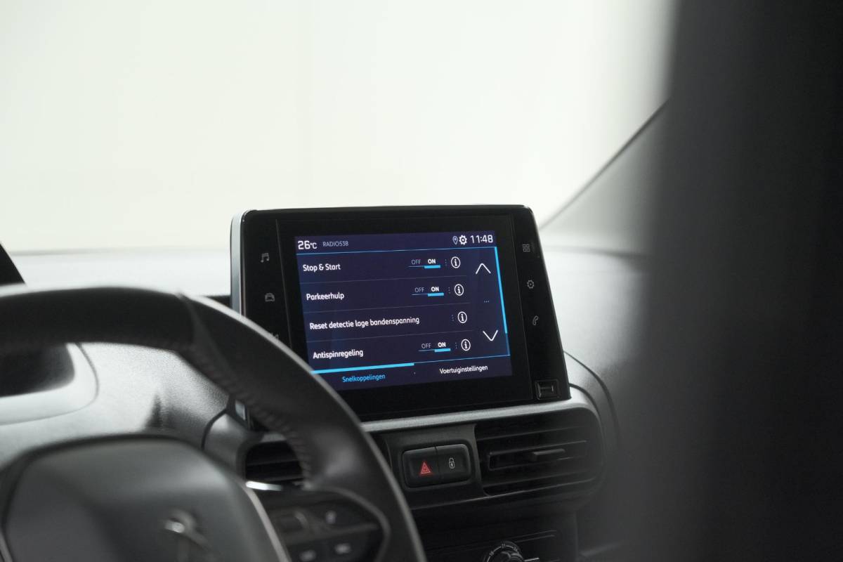 Peugeot Partner Peugeot Partner 1.5 BlueHDi 130 EAT8 S&S L1 | Houten laadvloer | Trekhaak | Camera | Parkeersensoren | Apple Carplay