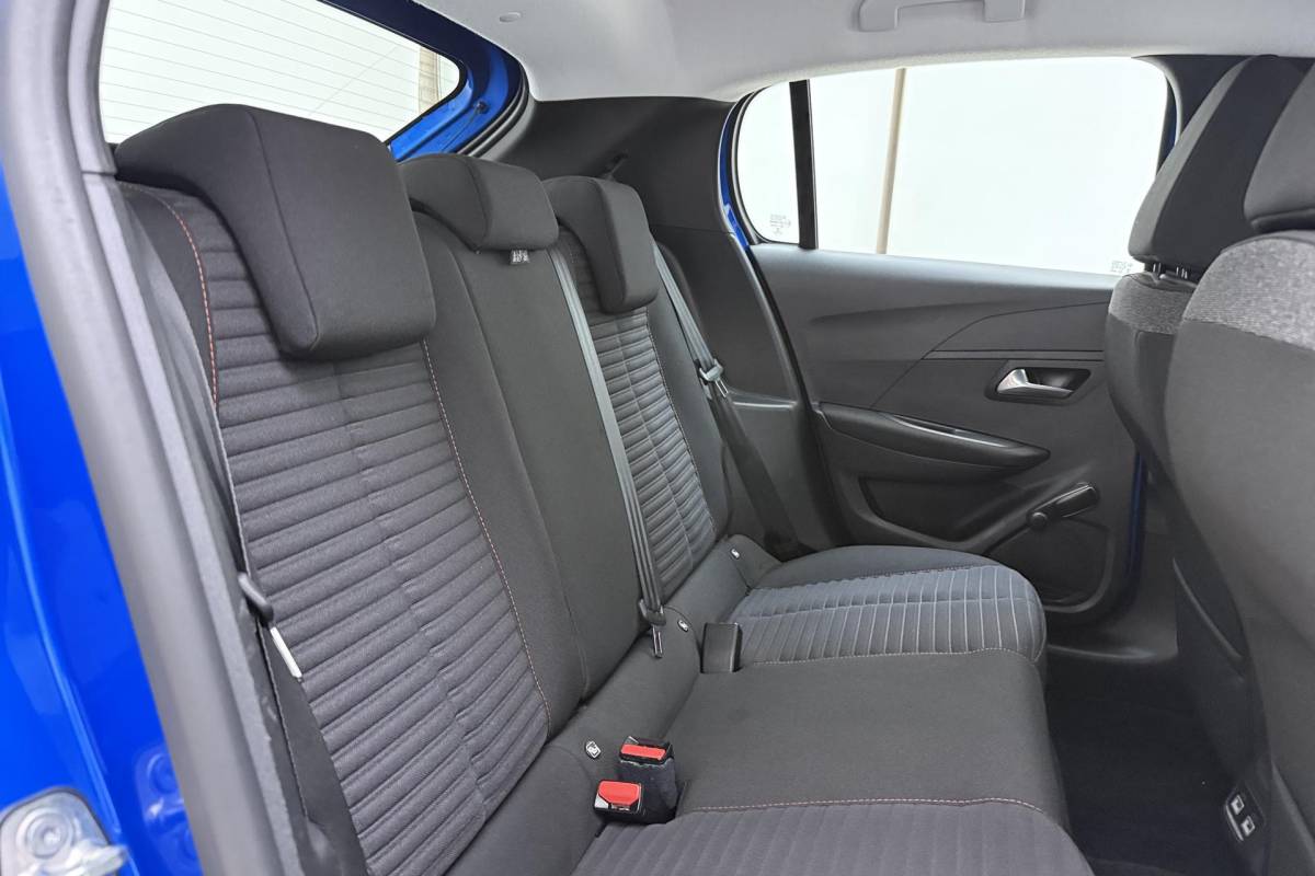 Peugeot e-208 Peugeot e-208 EV Active 50 kWh 88,31% SOH l Navigatie l Stoelverwarming l Bluetooth l Apple Carplay & Android Auto l DAB l LED l PDC achter