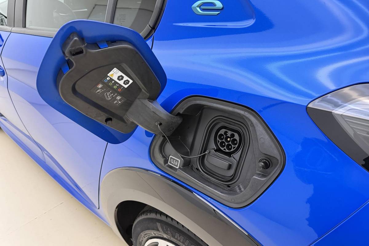 Peugeot e-208 Peugeot e-208 EV Active 50 kWh 88,31% SOH l Navigatie l Stoelverwarming l Bluetooth l Apple Carplay & Android Auto l DAB l LED l PDC achter