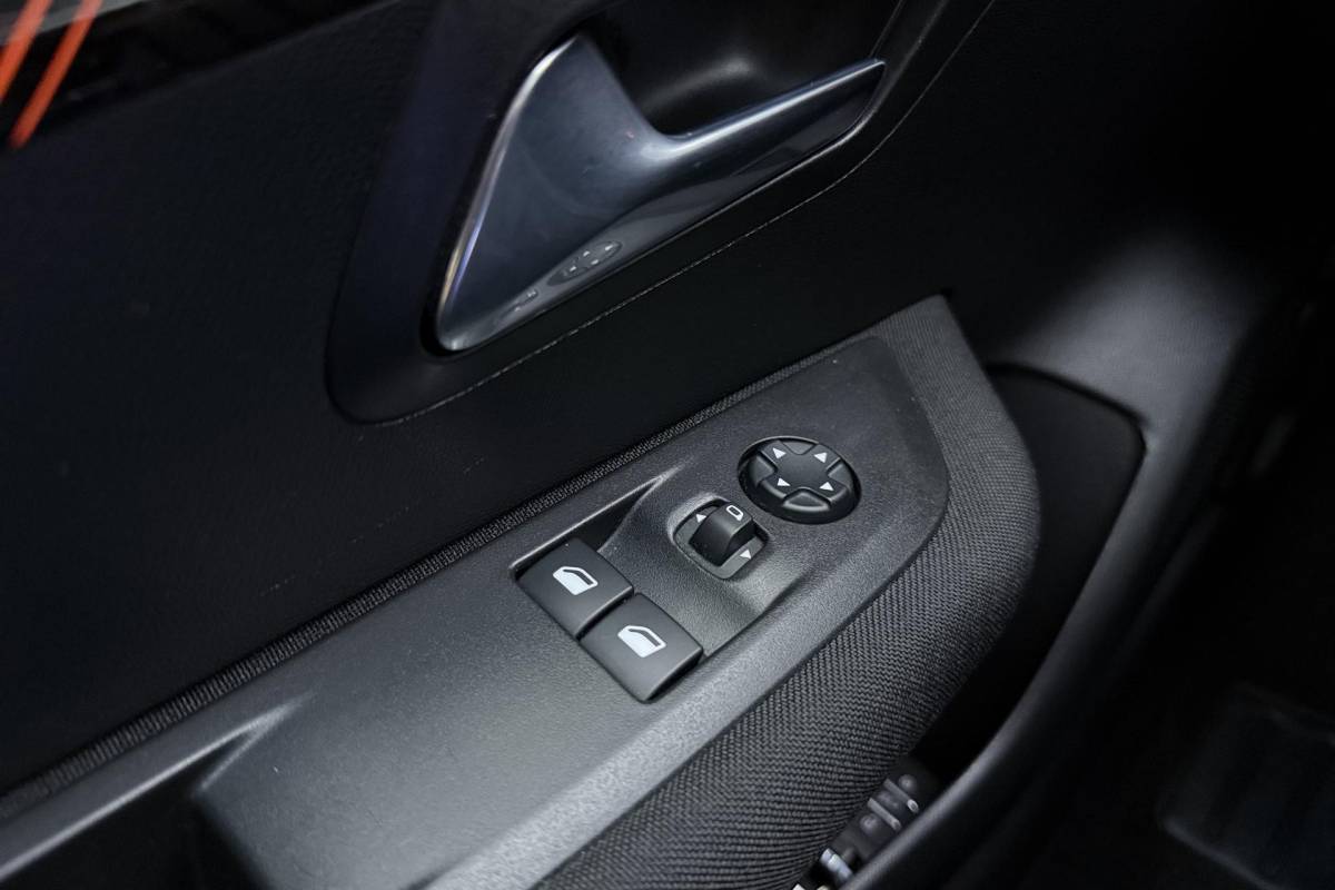 Peugeot e-208 Peugeot e-208 EV Active 50 kWh 88,31% SOH l Navigatie l Stoelverwarming l Bluetooth l Apple Carplay & Android Auto l DAB l LED l PDC achter