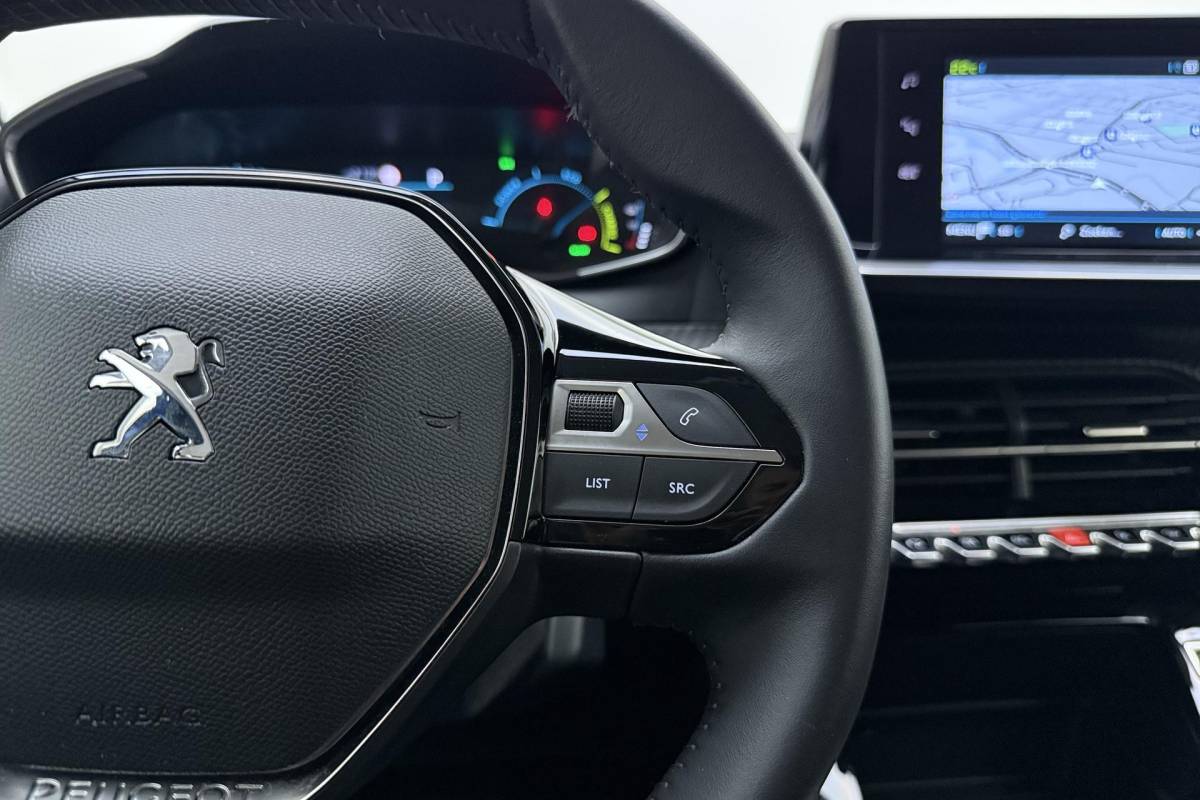 Peugeot e-208 Peugeot e-208 EV Active 50 kWh 88,31% SOH l Navigatie l Stoelverwarming l Bluetooth l Apple Carplay & Android Auto l DAB l LED l PDC achter