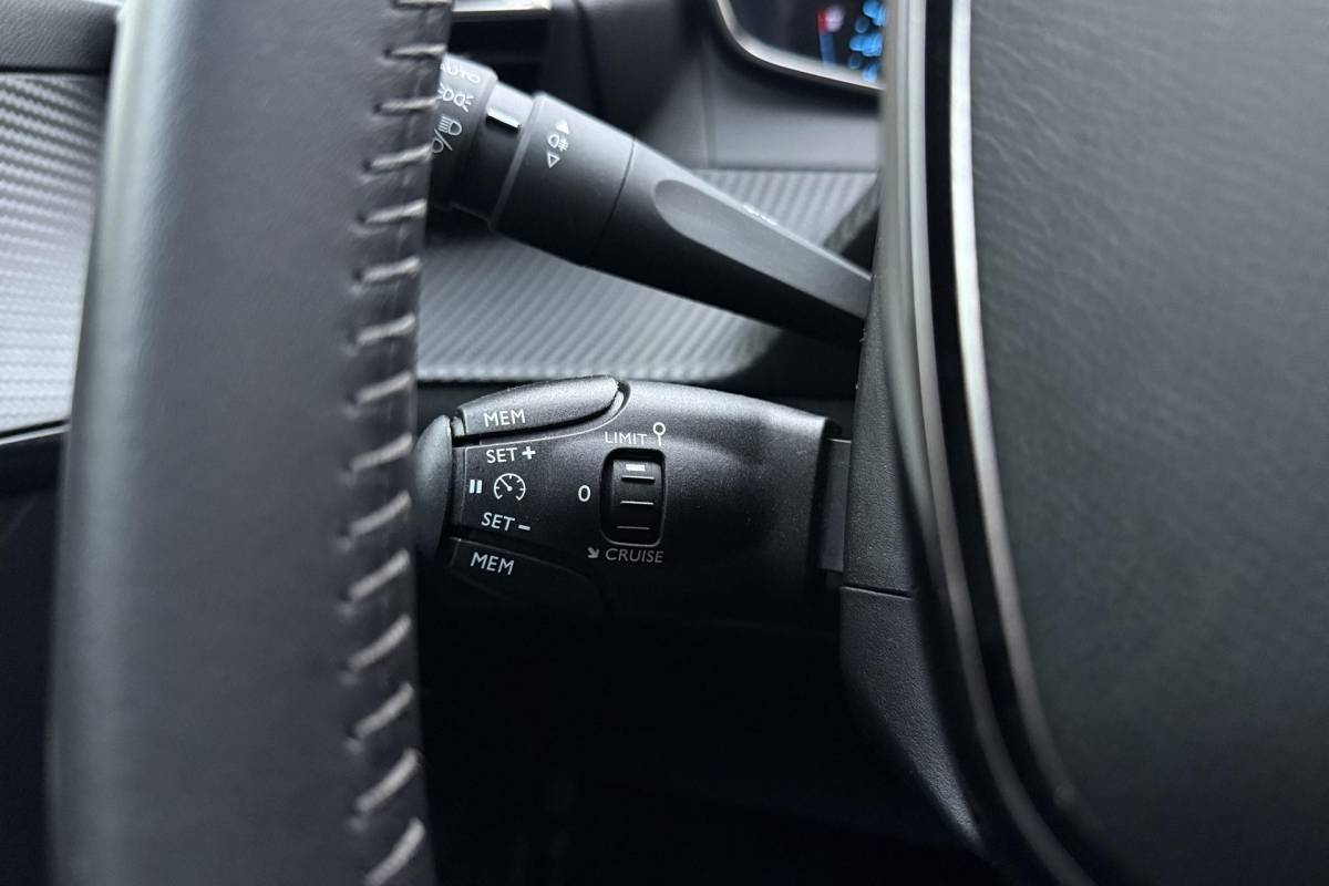 Peugeot e-208 Peugeot e-208 EV Active 50 kWh 88,31% SOH l Navigatie l Stoelverwarming l Bluetooth l Apple Carplay & Android Auto l DAB l LED l PDC achter