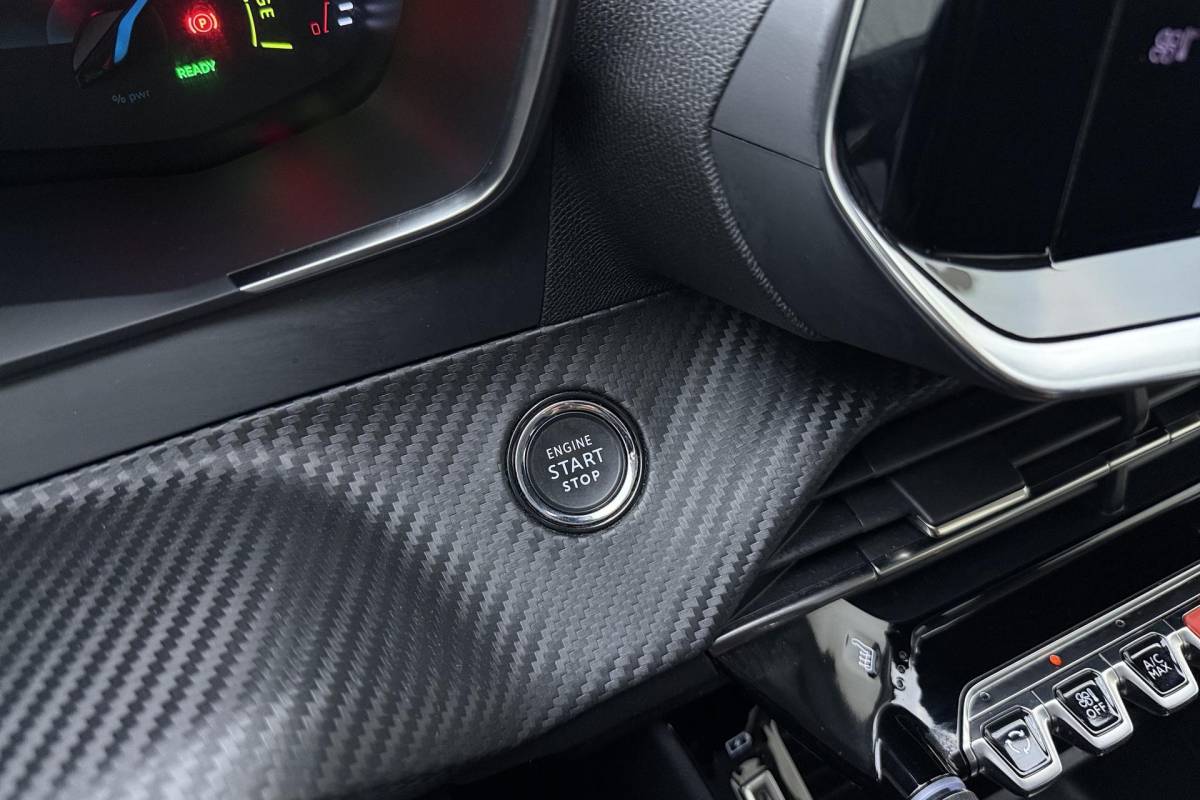 Peugeot e-208 Peugeot e-208 EV Active 50 kWh 88,31% SOH l Navigatie l Stoelverwarming l Bluetooth l Apple Carplay & Android Auto l DAB l LED l PDC achter