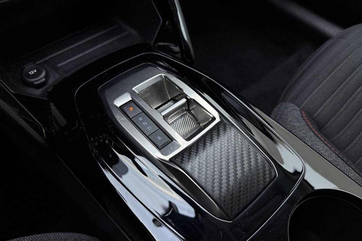 Peugeot e-208 Peugeot e-208 EV Active 50 kWh 88,31% SOH l Navigatie l Stoelverwarming l Bluetooth l Apple Carplay & Android Auto l DAB l LED l PDC achter