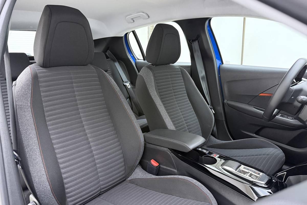 Peugeot e-208 Peugeot e-208 EV Active 50 kWh 88,31% SOH l Navigatie l Stoelverwarming l Bluetooth l Apple Carplay & Android Auto l DAB l LED l PDC achter