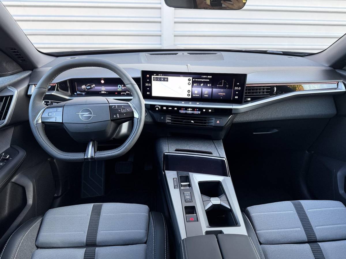 Opel Grandland Opel Grandland 1.6 Turbo Plug-in-Hybrid GS  NIEUW BINNEN |360 Camera | PDC | Stoelverwarming | Stuurverwarming | NAVI | Draadloos tel opladen | ECC | Apple carplay |