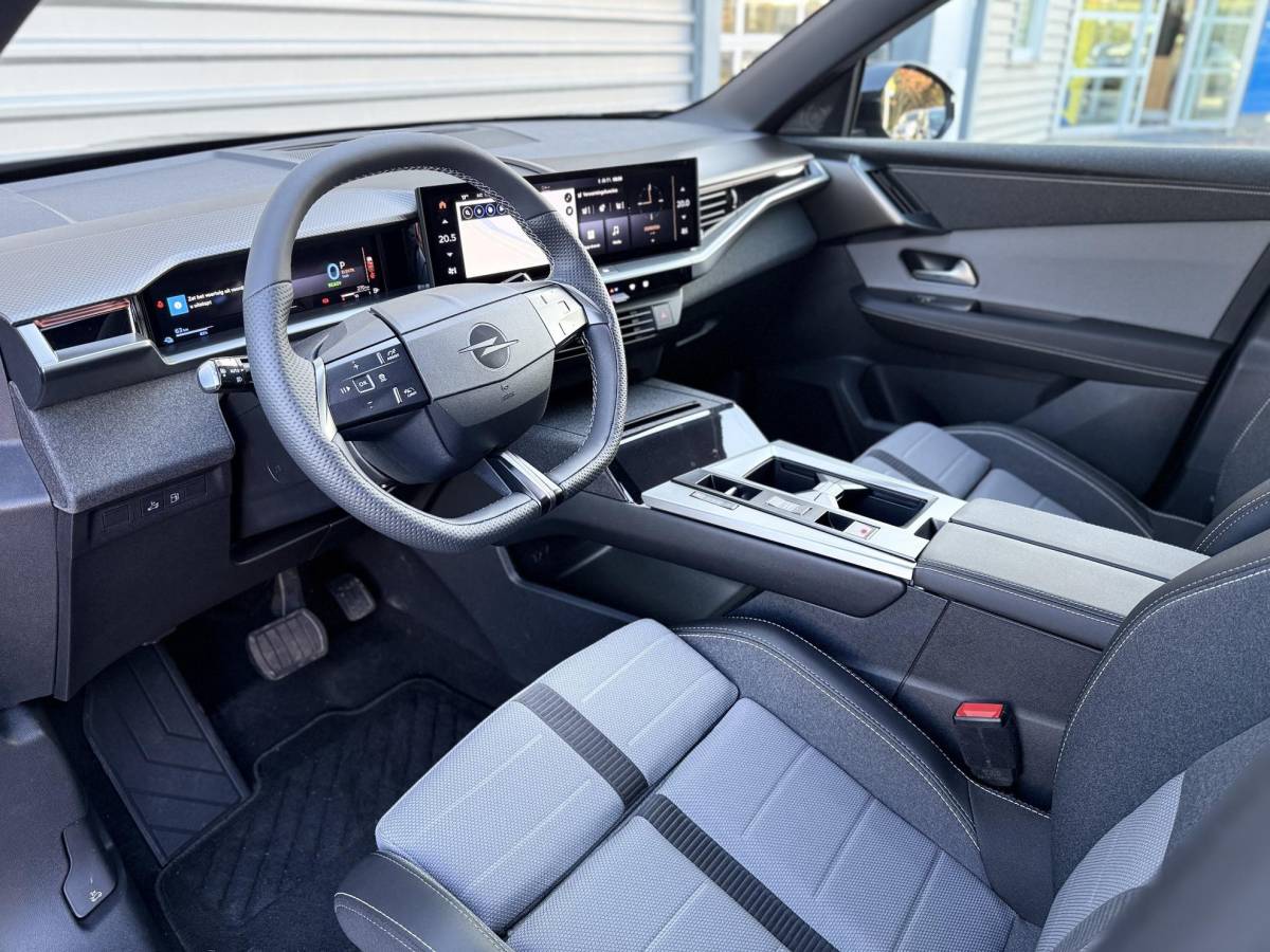 Opel Grandland Opel Grandland 1.6 Turbo Plug-in-Hybrid GS  NIEUW BINNEN |360 Camera | PDC | Stoelverwarming | Stuurverwarming | NAVI | Draadloos tel opladen | ECC | Apple carplay |