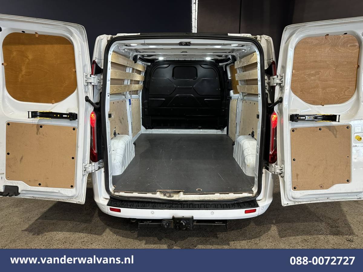 Ford Transit Custom Ford Transit Custom 2.0 TDCI 130pk L2H1 Euro6 Airco | Navigatie | Apple Carplay | LED | Cruisecontrol | 2800kg Trekhaak Android Auto, Verwarmde voorruit, Stoelverwarming, Parkeersensoren, Bijrijdersbank