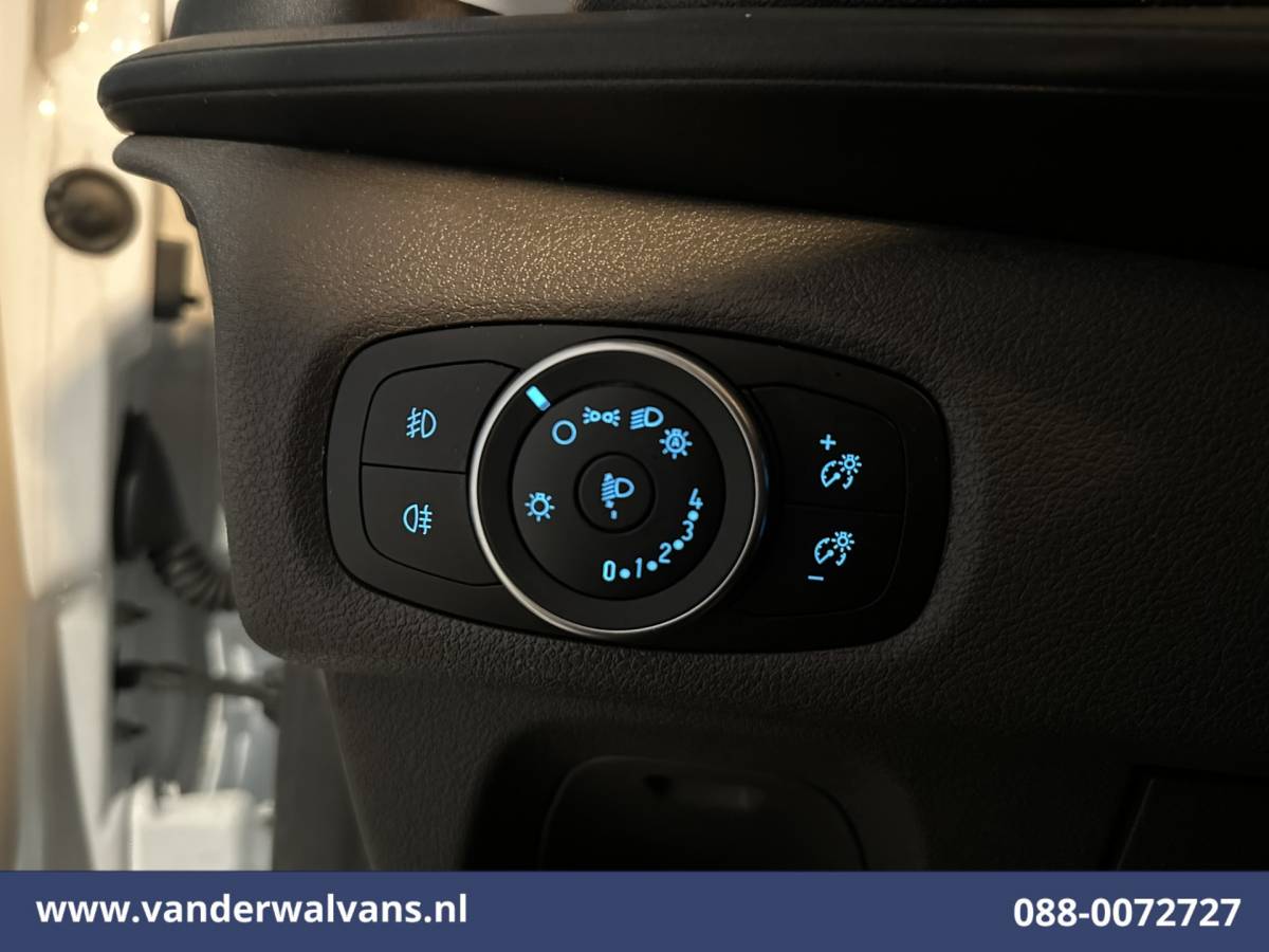 Ford Transit Custom Ford Transit Custom 2.0 TDCI 130pk L2H1 Euro6 Airco | Navigatie | Apple Carplay | LED | Cruisecontrol | 2800kg Trekhaak Android Auto, Verwarmde voorruit, Stoelverwarming, Parkeersensoren, Bijrijdersbank