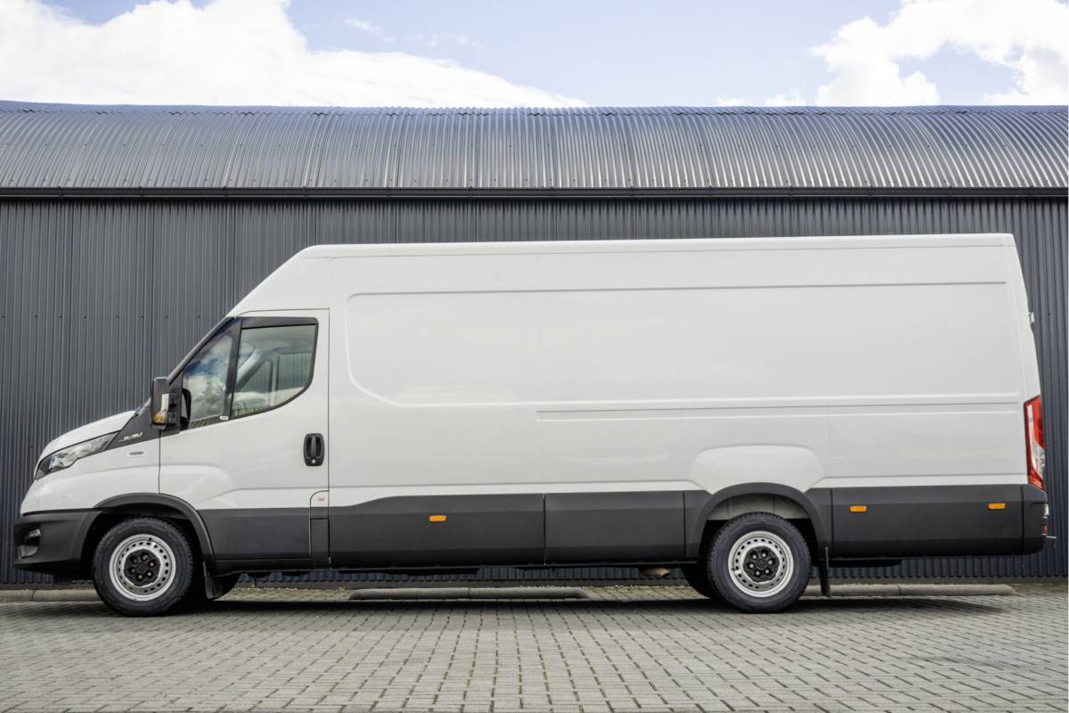 Iveco Daily Iveco Daily **35S16V 2.3 L4H2 | Euro 6 | 157 PK | Airco | Camera | 3500 KG Trekgewicht | MF Stuur | 3-Persoons**