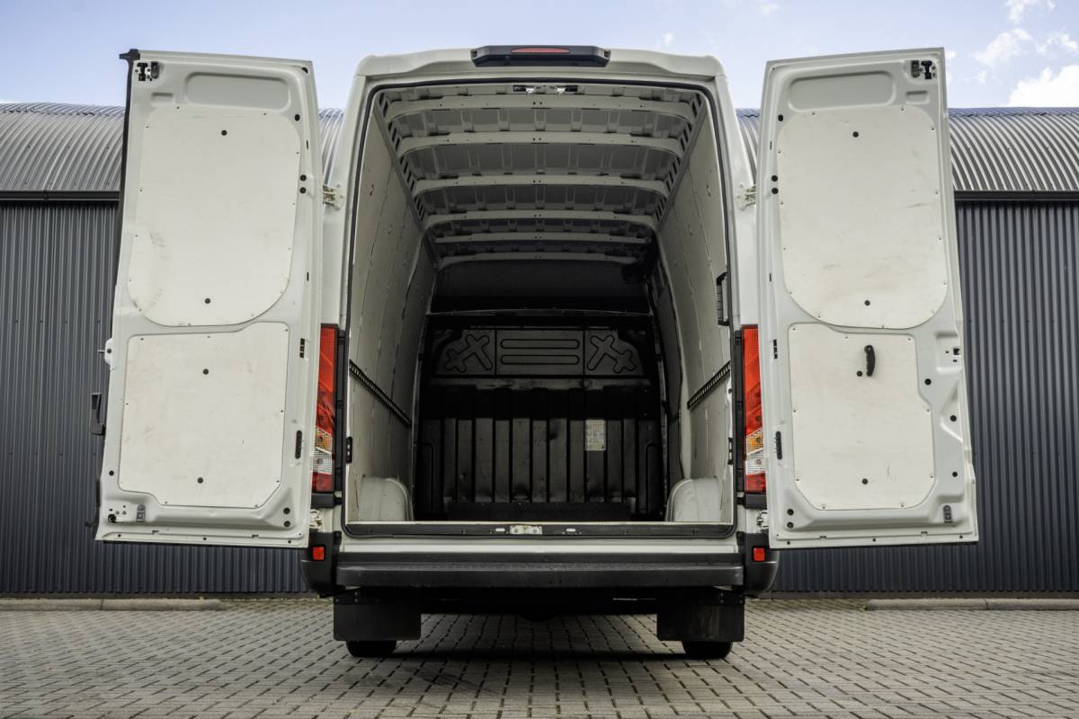 Iveco Daily Iveco Daily **35S16V 2.3 L4H2 | Euro 6 | 157 PK | Airco | Camera | 3500 KG Trekgewicht | MF Stuur | 3-Persoons**