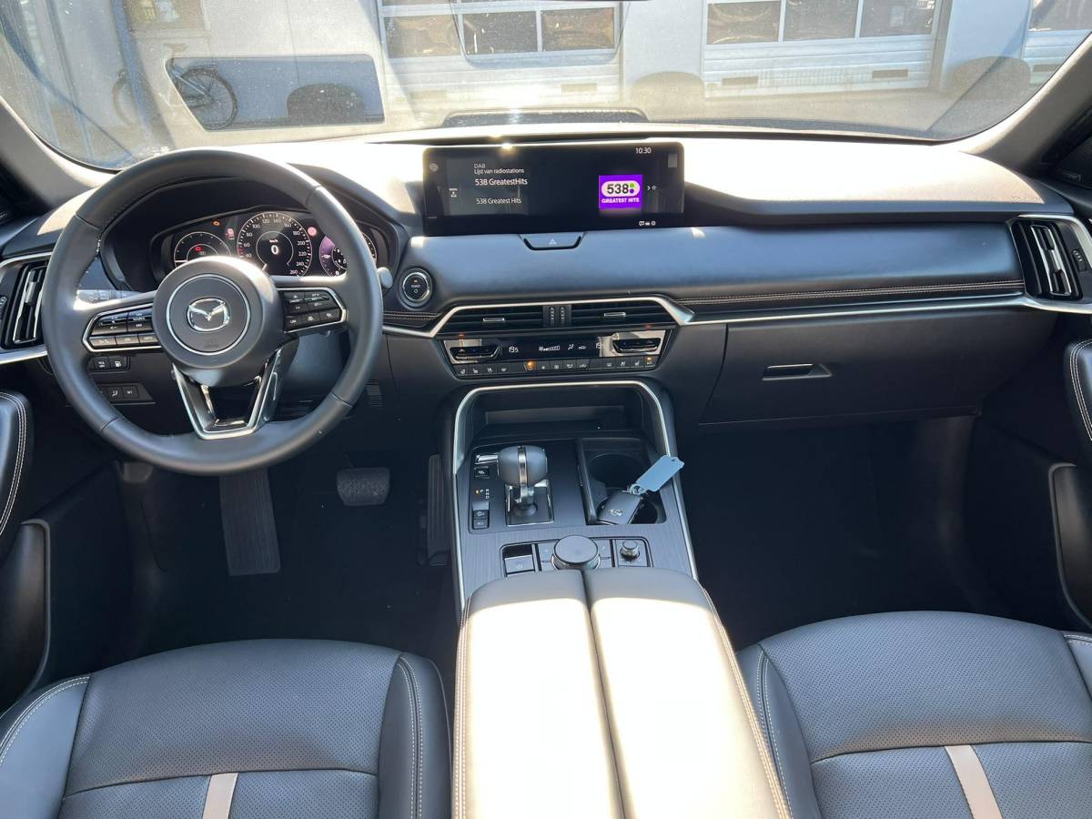 Mazda CX-60 Mazda CX-60 2.5 e-SkyActiv PHEV Homura Plus | PANORAMA DAK | NIEUW 26km!!!! | 6 JR GARANTIE | € 14.000,- VOORDEEL | MEEST LUXE UITVOERING |