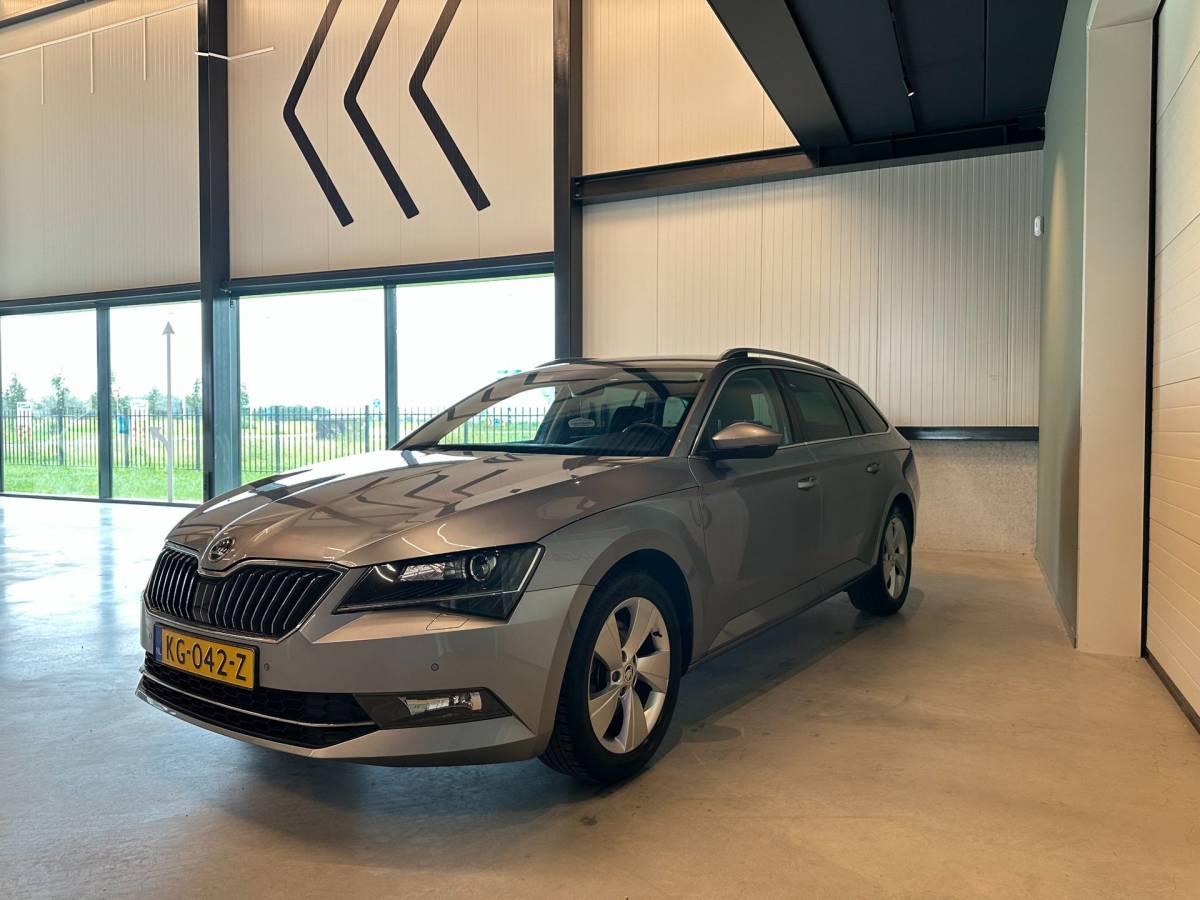 Škoda Superb Skoda Superb Combi 1.4 TSI ACT AMBITION BUSINESS-uitv|NAVIGATIE|CLIMA AIRCO|LM-VELGEN|CRUISE CONTROL|ISOFIX|TREKHAAK|APPLE CARPLAY