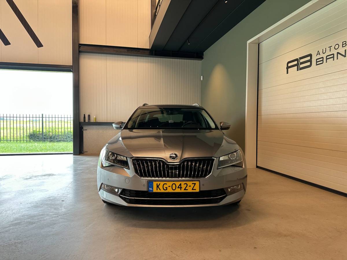Škoda Superb Skoda Superb Combi 1.4 TSI ACT AMBITION BUSINESS-uitv|NAVIGATIE|CLIMA AIRCO|LM-VELGEN|CRUISE CONTROL|ISOFIX|TREKHAAK|APPLE CARPLAY