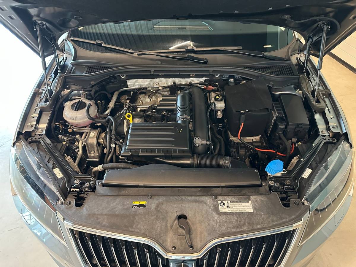 Škoda Superb Skoda Superb Combi 1.4 TSI ACT AMBITION BUSINESS-uitv|NAVIGATIE|CLIMA AIRCO|LM-VELGEN|CRUISE CONTROL|ISOFIX|TREKHAAK|APPLE CARPLAY