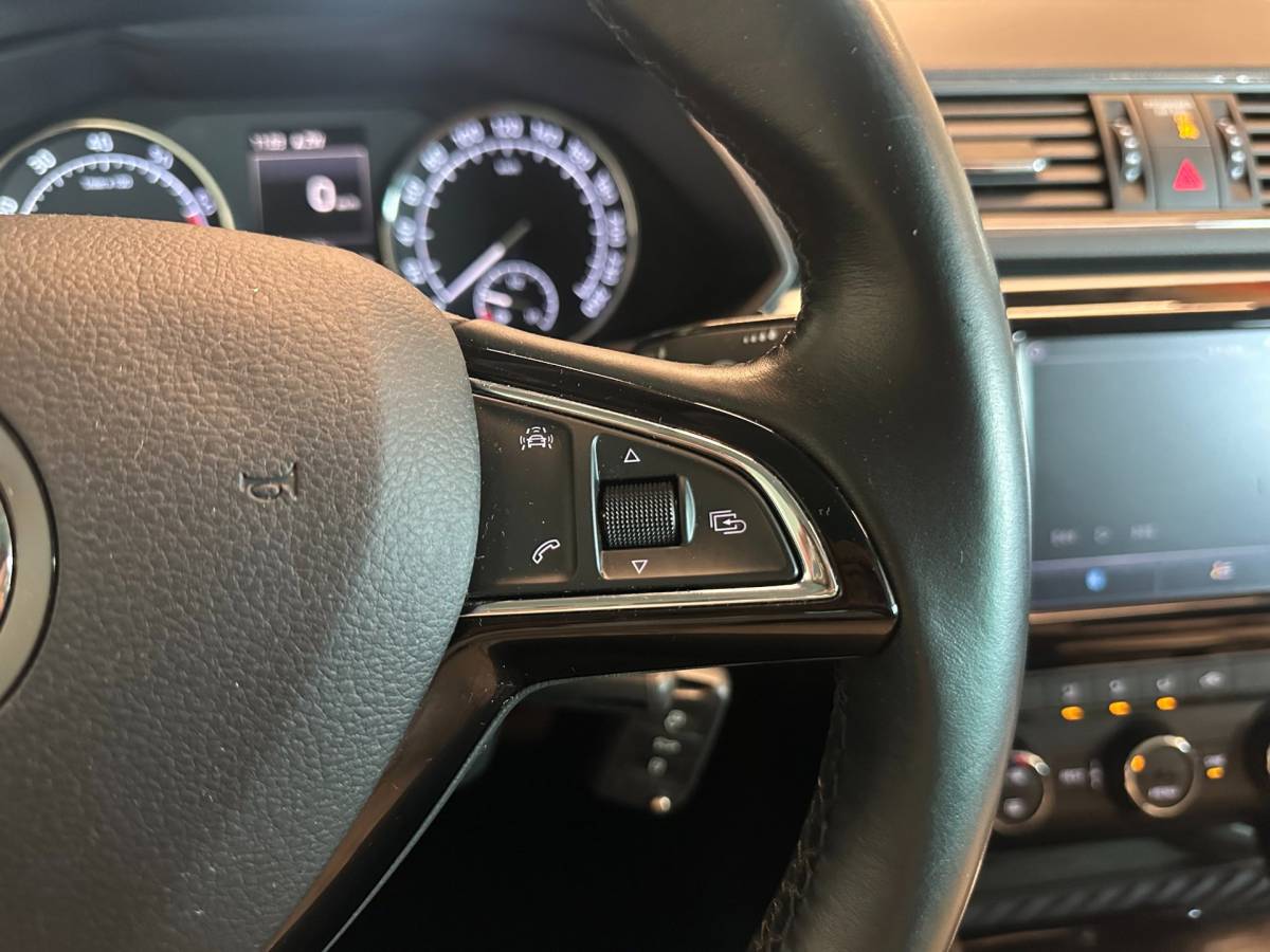 Škoda Superb Skoda Superb Combi 1.4 TSI ACT AMBITION BUSINESS-uitv|NAVIGATIE|CLIMA AIRCO|LM-VELGEN|CRUISE CONTROL|ISOFIX|TREKHAAK|APPLE CARPLAY