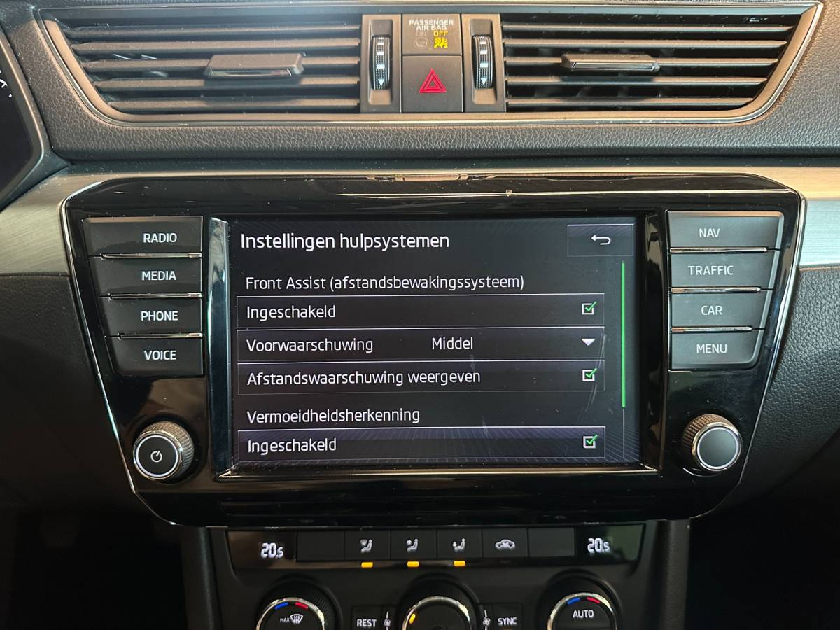 Škoda Superb Skoda Superb Combi 1.4 TSI ACT AMBITION BUSINESS-uitv|NAVIGATIE|CLIMA AIRCO|LM-VELGEN|CRUISE CONTROL|ISOFIX|TREKHAAK|APPLE CARPLAY