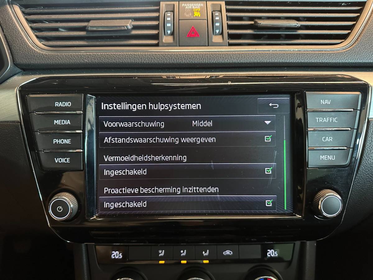 Škoda Superb Skoda Superb Combi 1.4 TSI ACT AMBITION BUSINESS-uitv|NAVIGATIE|CLIMA AIRCO|LM-VELGEN|CRUISE CONTROL|ISOFIX|TREKHAAK|APPLE CARPLAY