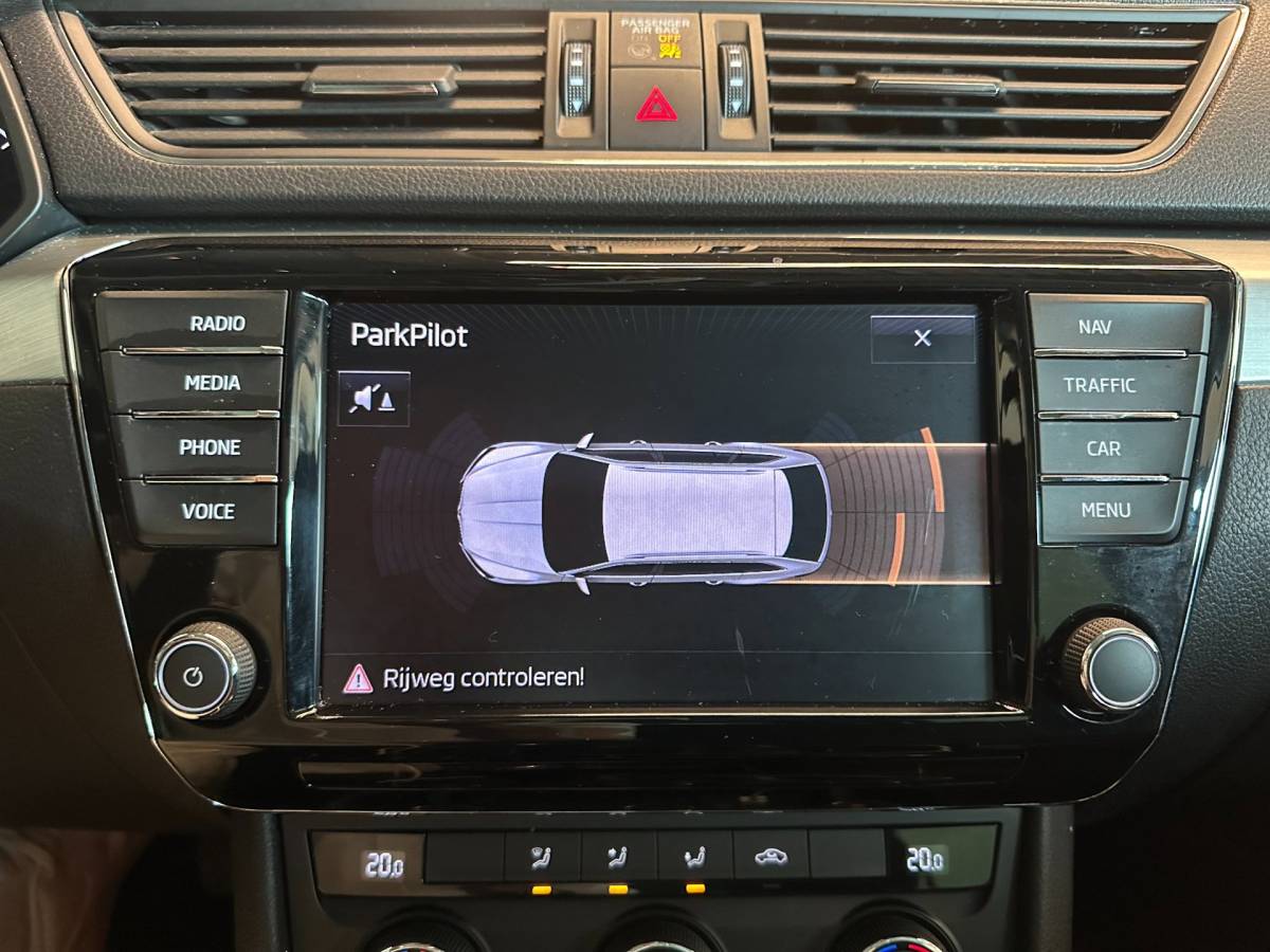Škoda Superb Skoda Superb Combi 1.4 TSI ACT AMBITION BUSINESS-uitv|NAVIGATIE|CLIMA AIRCO|LM-VELGEN|CRUISE CONTROL|ISOFIX|TREKHAAK|APPLE CARPLAY