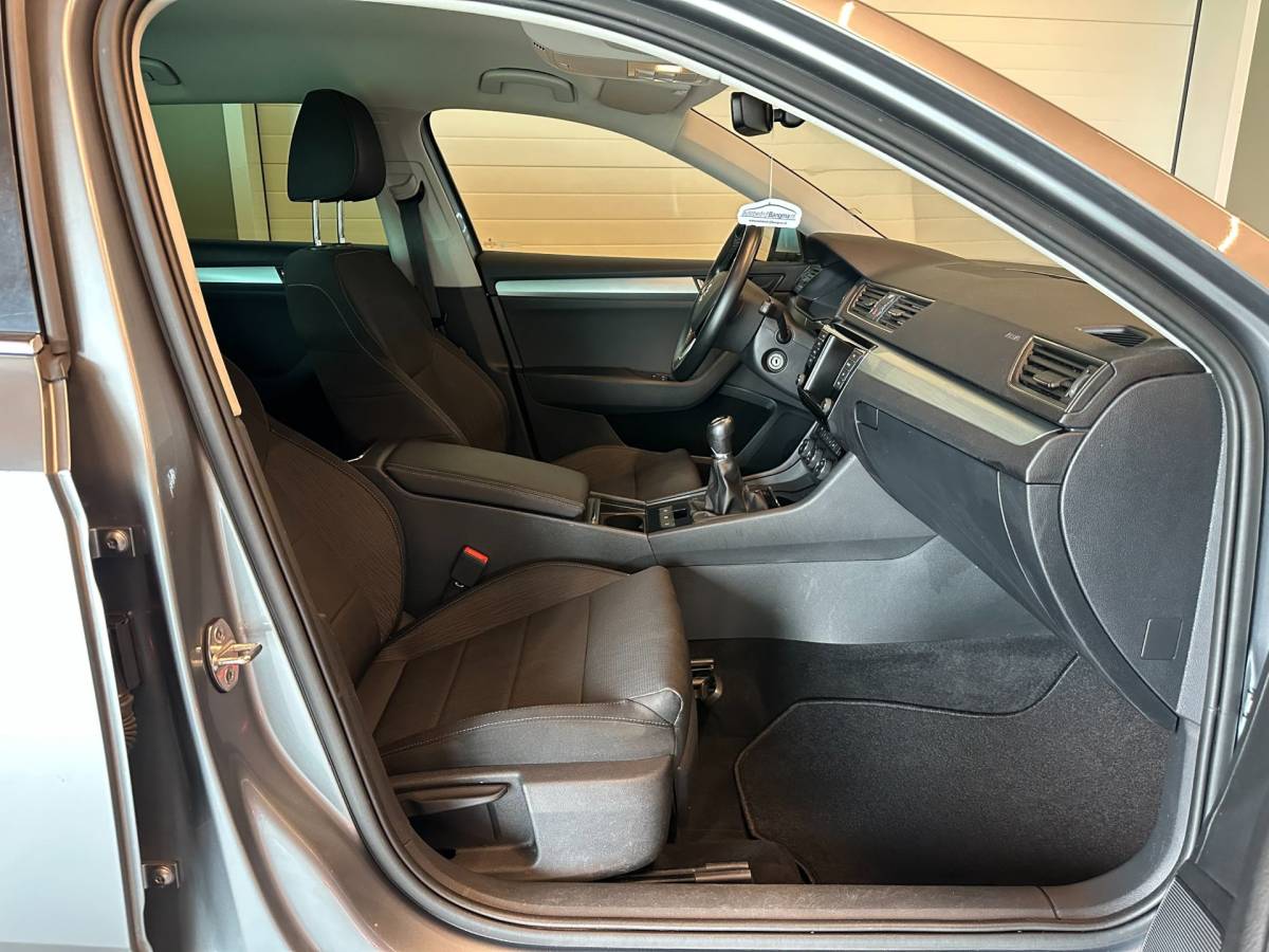 Škoda Superb Skoda Superb Combi 1.4 TSI ACT AMBITION BUSINESS-uitv|NAVIGATIE|CLIMA AIRCO|LM-VELGEN|CRUISE CONTROL|ISOFIX|TREKHAAK|APPLE CARPLAY