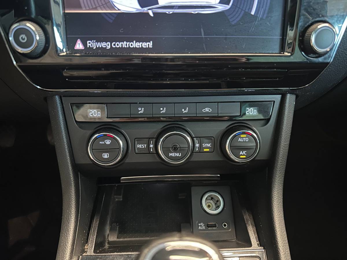 Škoda Superb Skoda Superb Combi 1.4 TSI ACT AMBITION BUSINESS-uitv|NAVIGATIE|CLIMA AIRCO|LM-VELGEN|CRUISE CONTROL|ISOFIX|TREKHAAK|APPLE CARPLAY