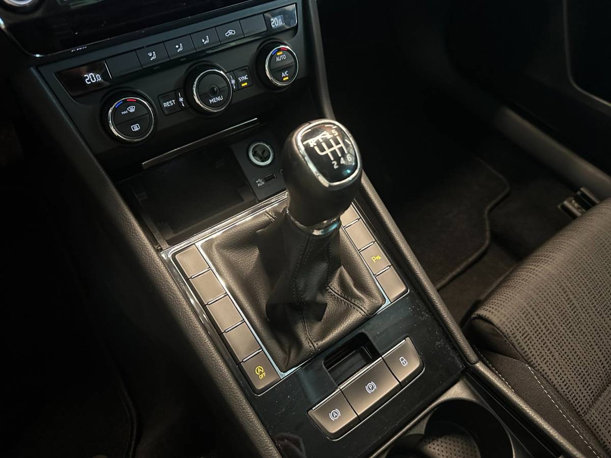 Škoda Superb Skoda Superb Combi 1.4 TSI ACT AMBITION BUSINESS-uitv|NAVIGATIE|CLIMA AIRCO|LM-VELGEN|CRUISE CONTROL|ISOFIX|TREKHAAK|APPLE CARPLAY